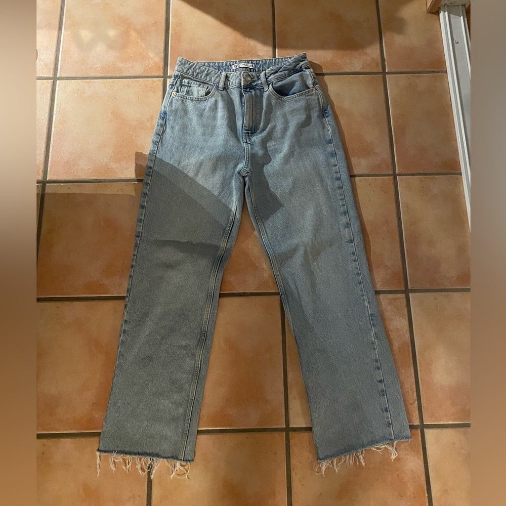 High rise straight leg jeans from Zara. Worn twice and are in great conditions